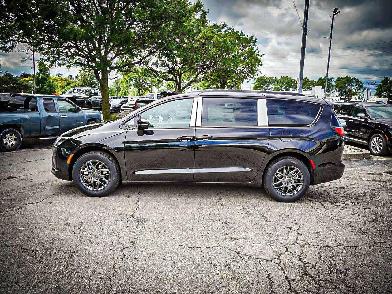 2027 Chrysler Pacifica  Photo