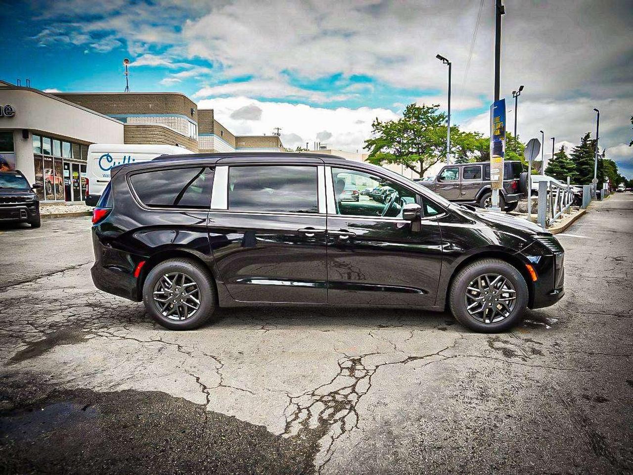 2027 Chrysler Pacifica  Photo