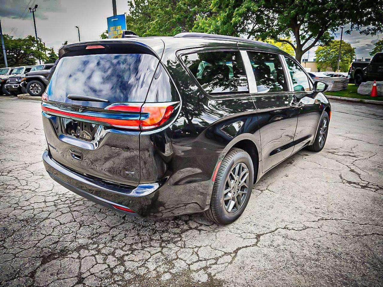 2027 Chrysler Pacifica  Photo