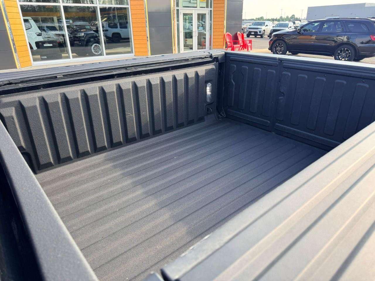 2025 RAM 1500 LIMTED NIGHT, 3.6L V6, 4X4, ALLOYS, LEATHER, NAV, 1-OWNER, CERTIFIED PREOWNED! Photo