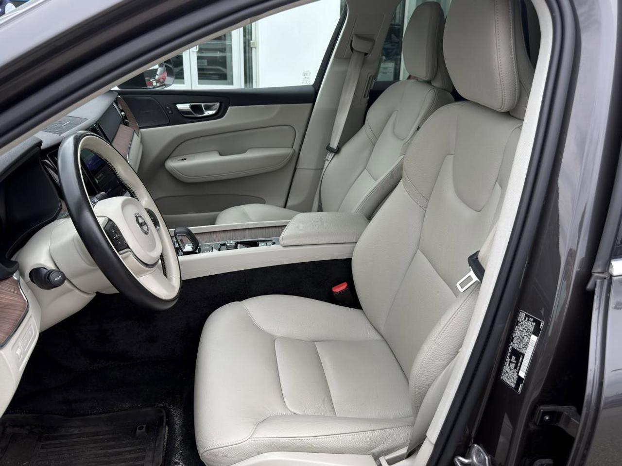 2022 Volvo XC60 Recharge T8 eAWD PHEV Inscription Expression Extended Range Photo