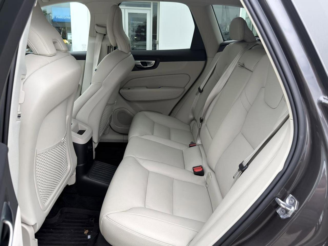 2022 Volvo XC60 Recharge T8 eAWD PHEV Inscription Expression Extended Range Photo