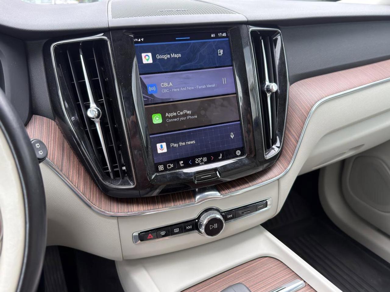 2022 Volvo XC60 Recharge T8 eAWD PHEV Inscription Expression Extended Range Photo
