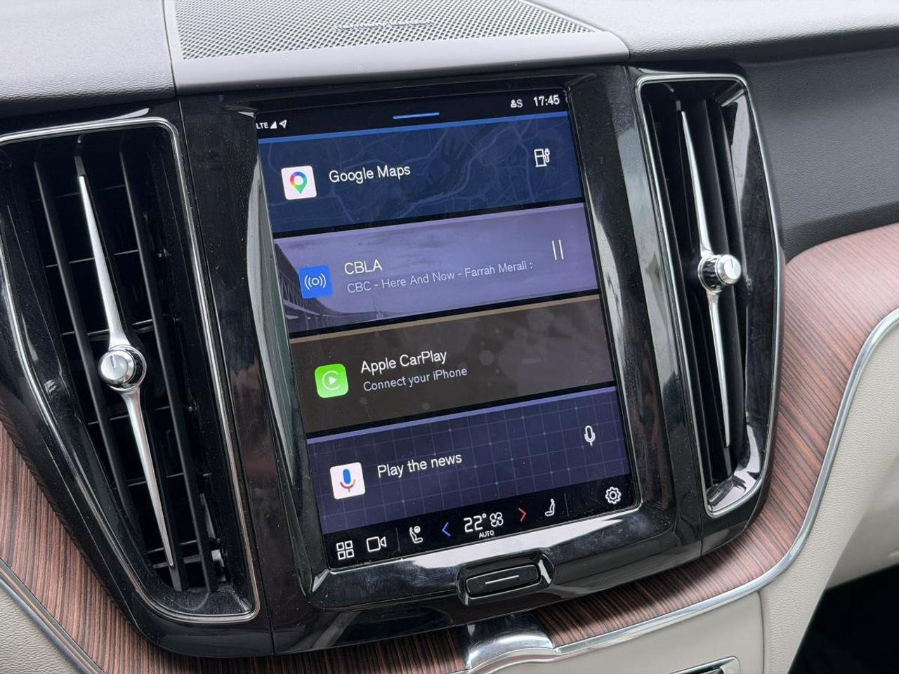 2022 Volvo XC60 Recharge T8 eAWD PHEV Inscription Expression Extended Range Photo
