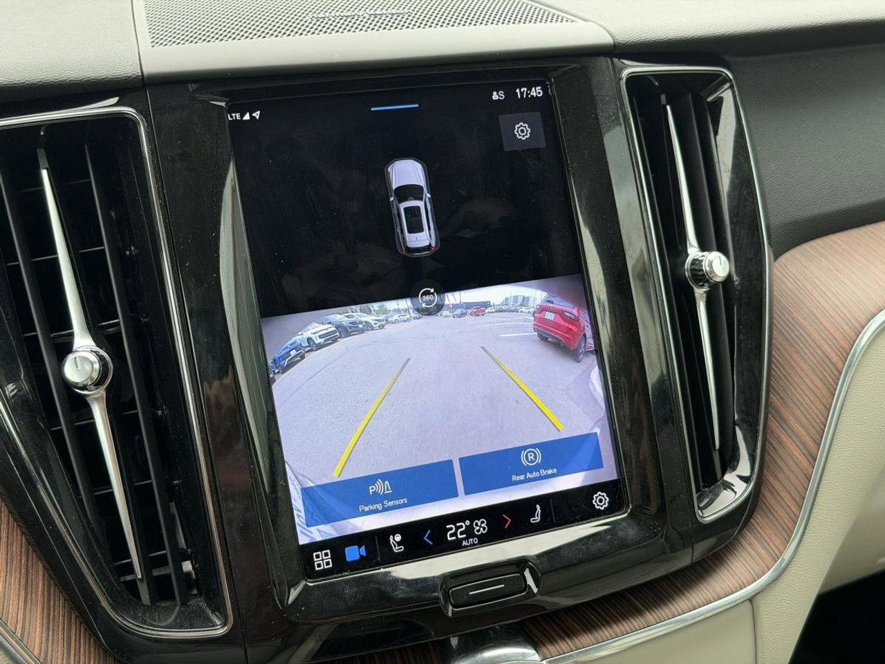 2022 Volvo XC60 Recharge T8 eAWD PHEV Inscription Expression Extended Range Photo