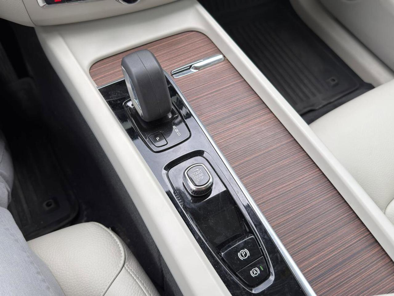 2022 Volvo XC60 Recharge T8 eAWD PHEV Inscription Expression Extended Range Photo