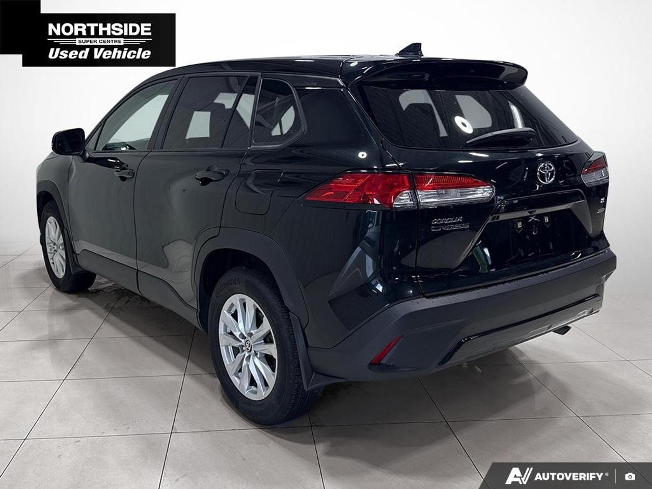 2022 Toyota Corolla Cross LE AWD Photo4