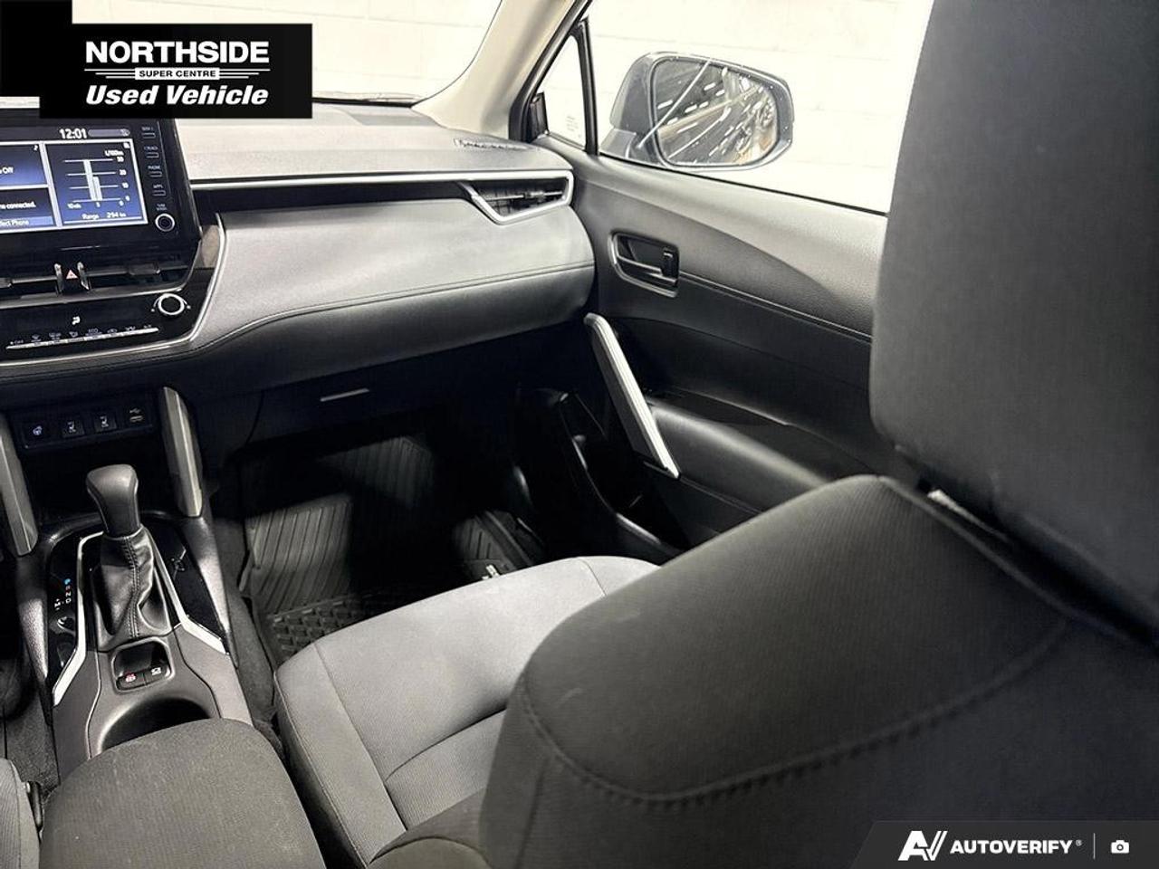 2022 Toyota Corolla Cross LE AWD Photo
