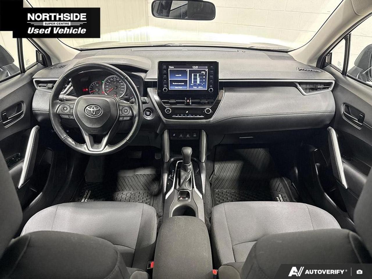 2022 Toyota Corolla Cross LE AWD Photo