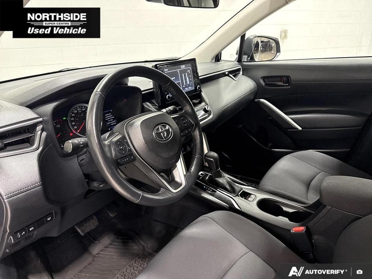 2022 Toyota Corolla Cross LE AWD Photo