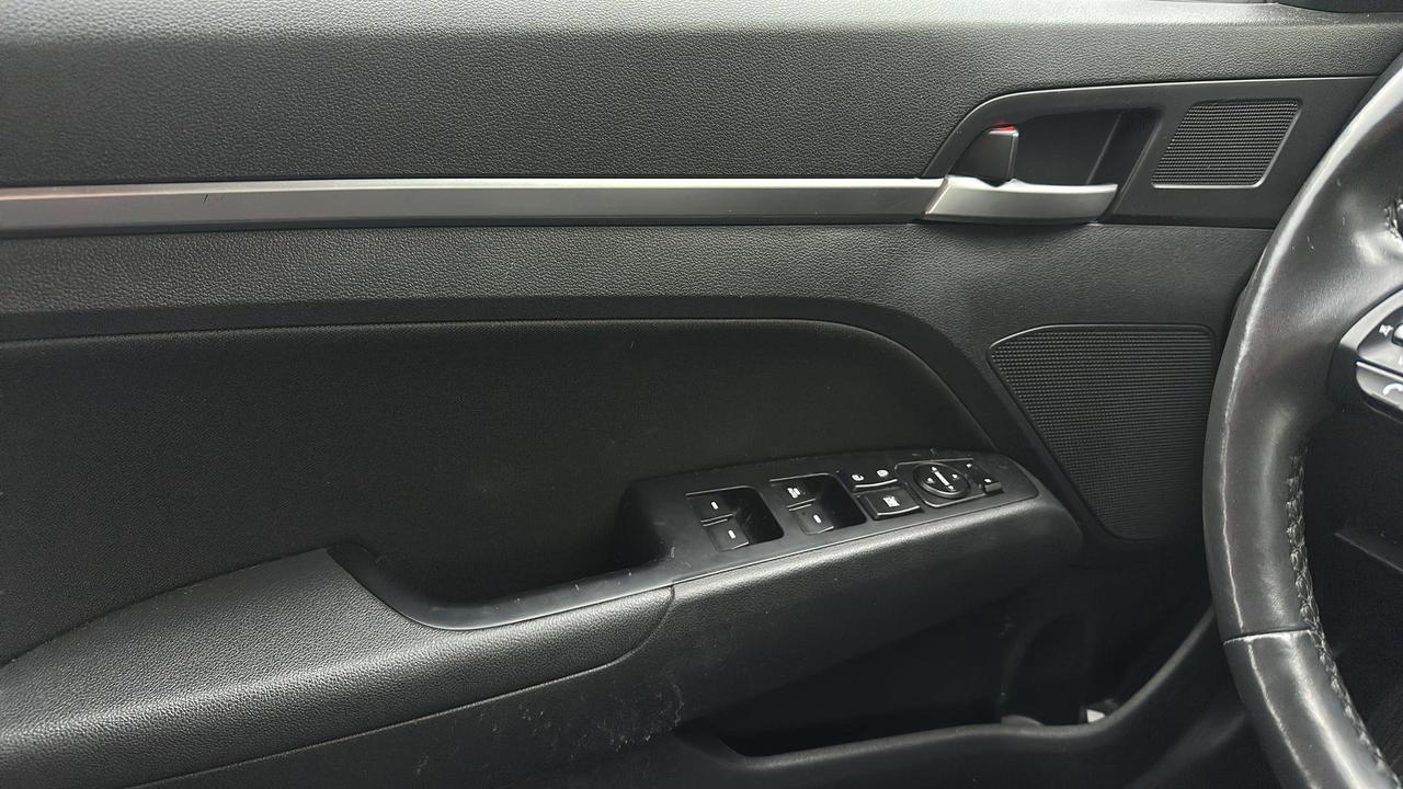2020 Hyundai Elantra Preferred w-Sun & Safety Package IVT Photo