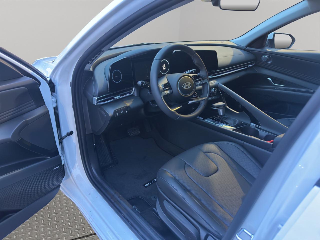 2026 Hyundai Elantra Hybrid Luxury Photo