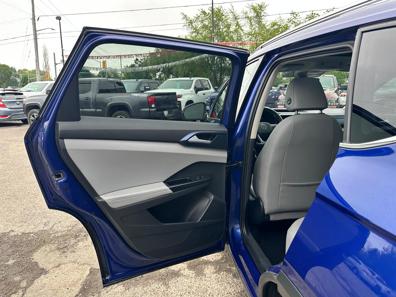 2024 Volkswagen Taos Comfortline HTD-Cloth Panoroof XM CarPlay RearCam Photo
