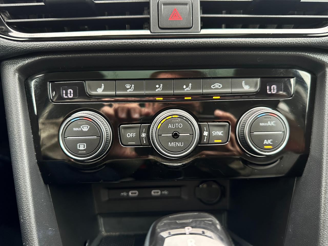 2024 Volkswagen Taos Comfortline HTD-Cloth Panoroof XM CarPlay RearCam Photo
