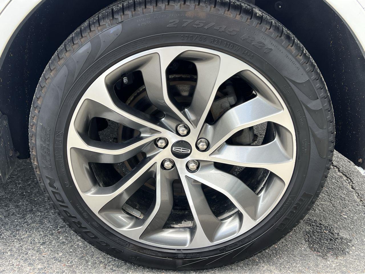 2023 Lincoln Aviator Grand Touring AWD, 6 PASSENGER, MOONROOF, HEATED/COOLED SEATS, BACK UP CAM, NAV, POWER LIFTGATE!! Photo