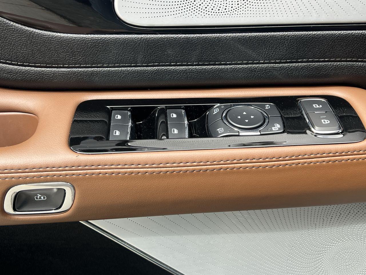 2023 Lincoln Aviator Grand Touring AWD, 6 PASSENGER, MOONROOF, HEATED/COOLED SEATS, BACK UP CAM, NAV, POWER LIFTGATE!! Photo