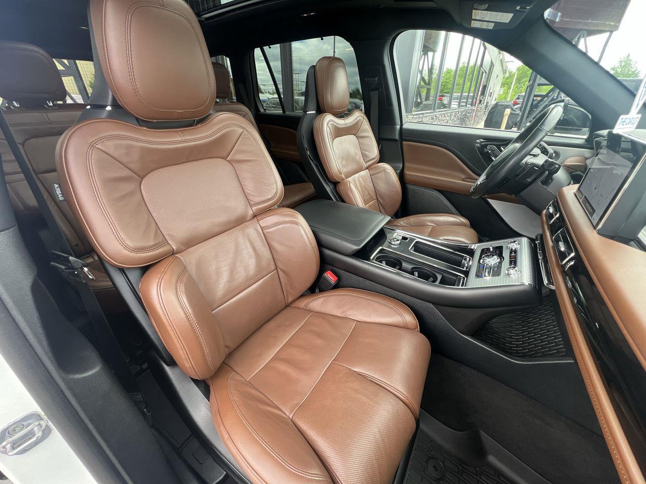 2023 Lincoln Aviator Grand Touring AWD, 6 PASSENGER, MOONROOF, HEATED/COOLED SEATS, BACK UP CAM, NAV, POWER LIFTGATE!! Photo