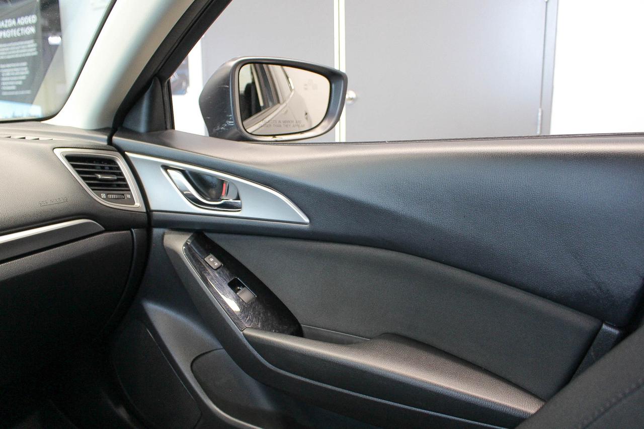 2018 Mazda MAZDA3 GS NAVIGATION - CLOTH UPHOLSTERY - HEATED FRONT SEATS/STEERING WHEEL Photo