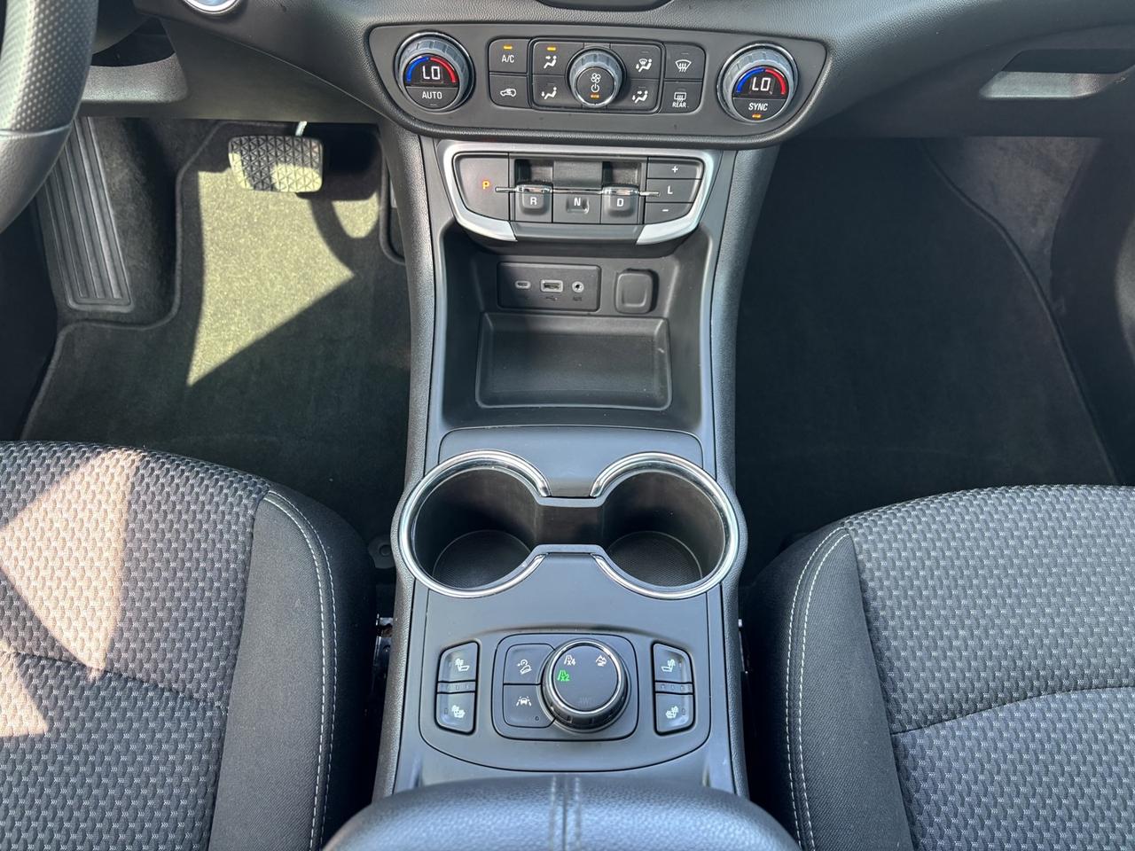2022 GMC Terrain SLE ~CLEAN CARFAX~ALLOYS~CARPLAY~ Photo