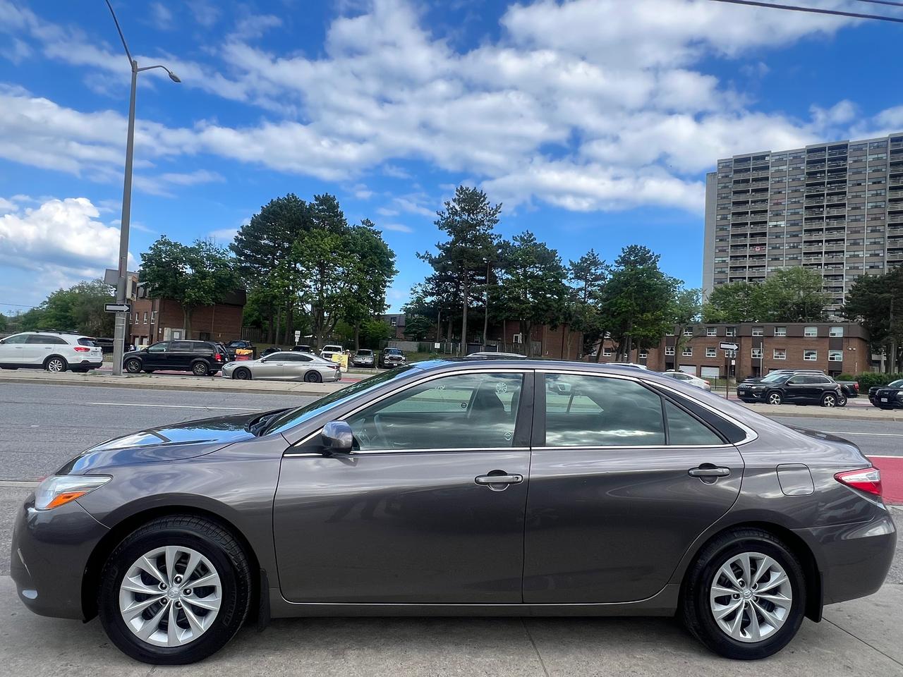 2015 Toyota Camry EXTRA CLEAN-BACK CAM- BLUETOOTH & MORE Photo3