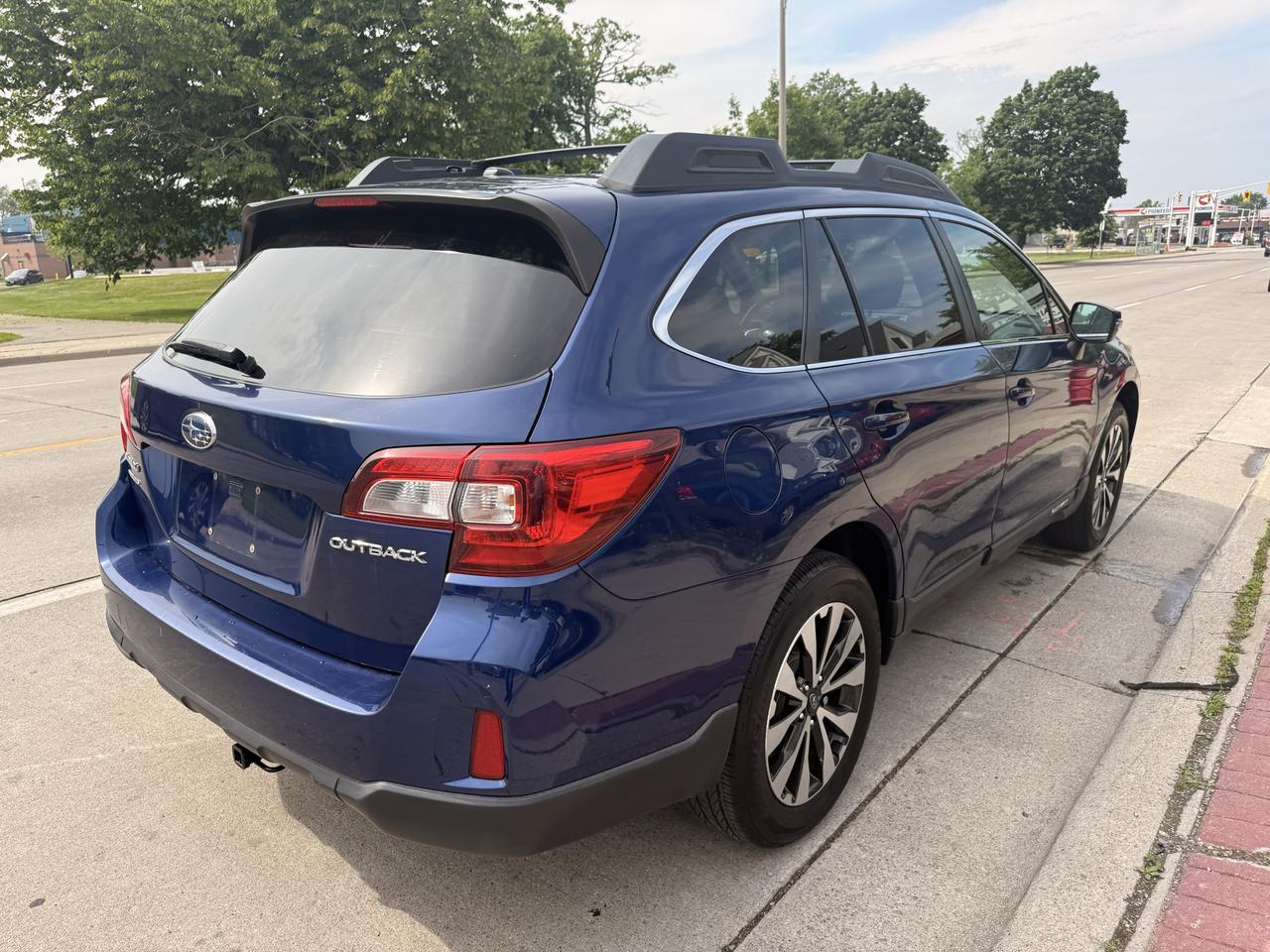 2015 Subaru Outback 5dr Wgn CVT 2.5i w/Limited & Tech Pkg Photo