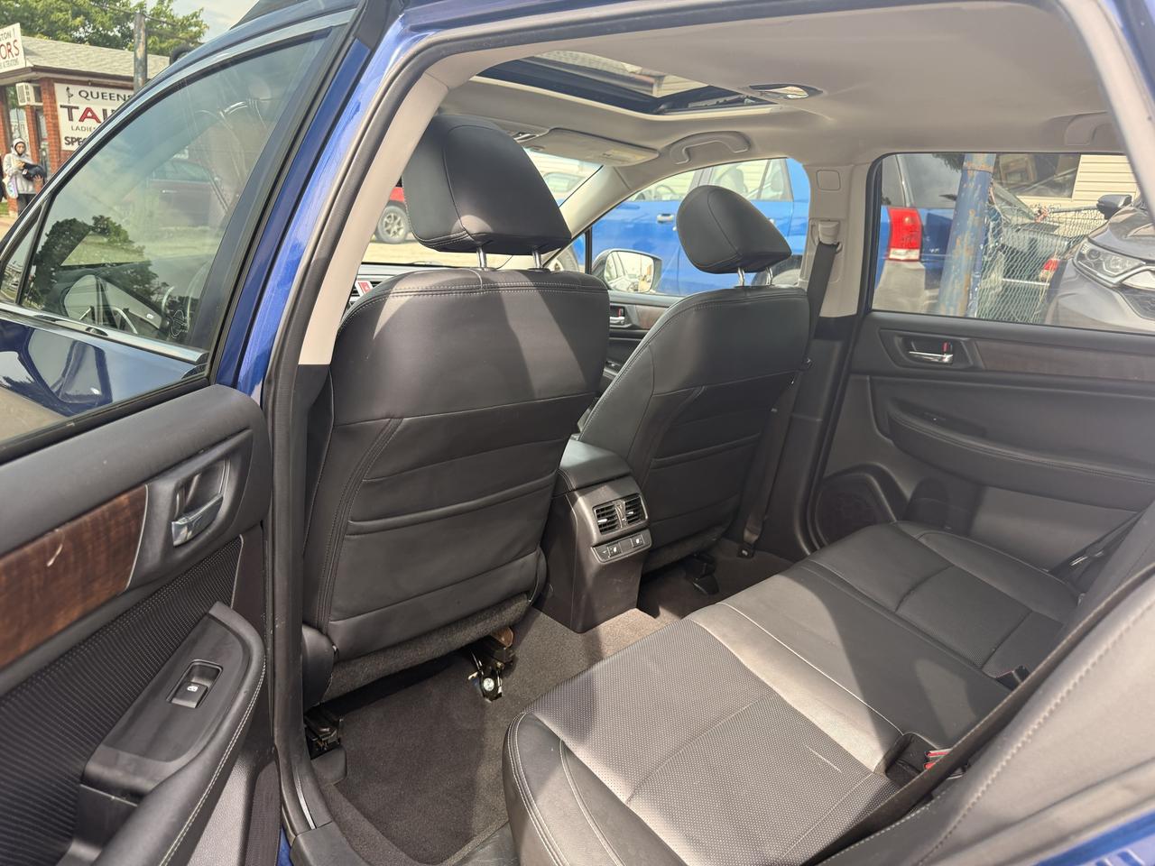 2015 Subaru Outback 5dr Wgn CVT 2.5i w/Limited & Tech Pkg Photo