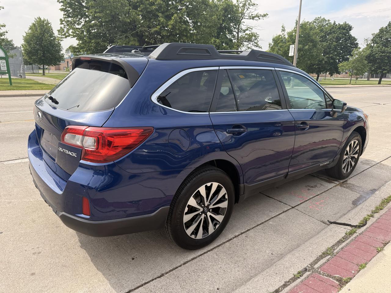2015 Subaru Outback 5dr Wgn CVT 2.5i w/Limited & Tech Pkg Photo