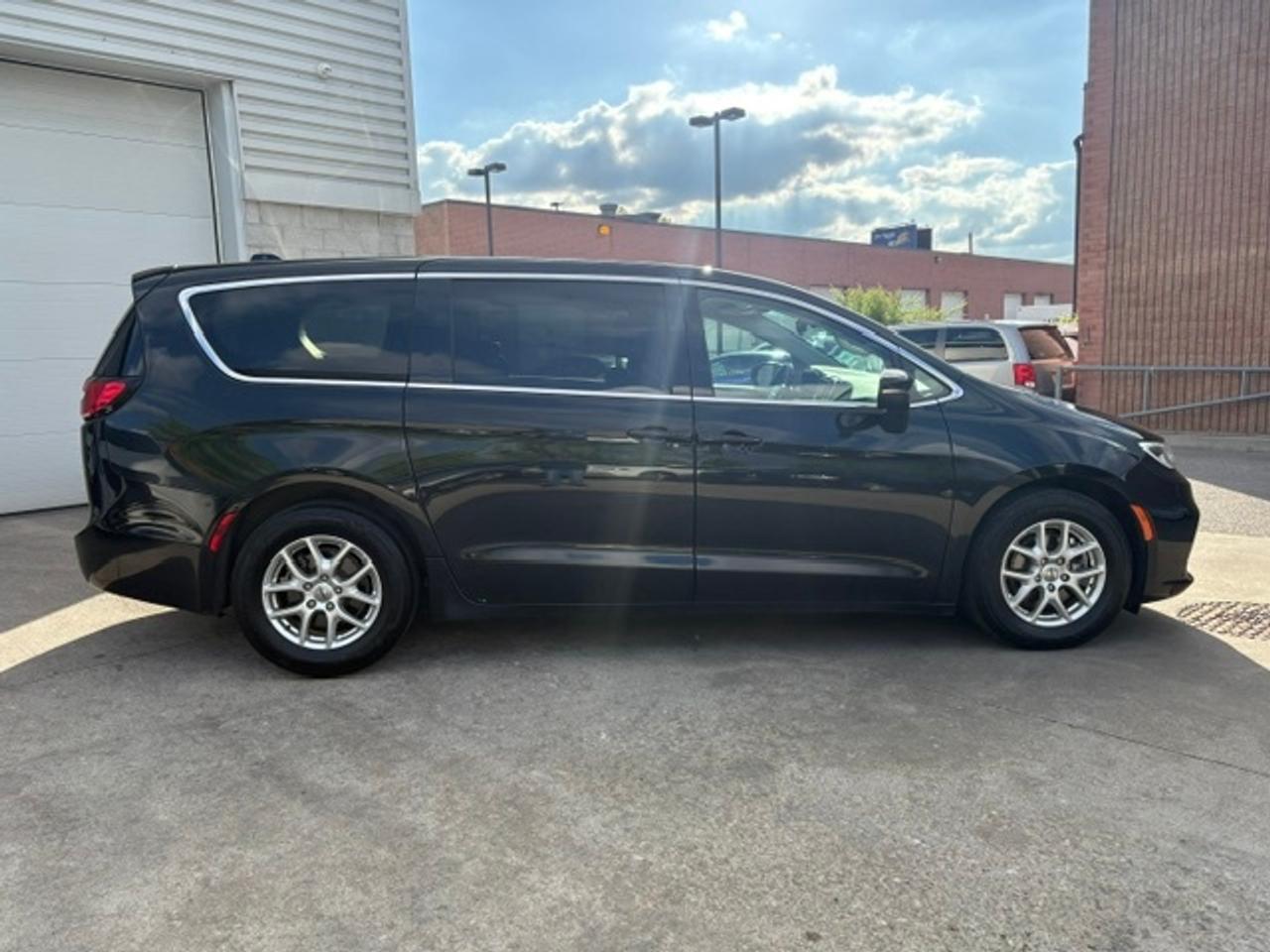 2023 Chrysler Pacifica TOURING L-LEATHER-LOADED-STOW & GO Photo4