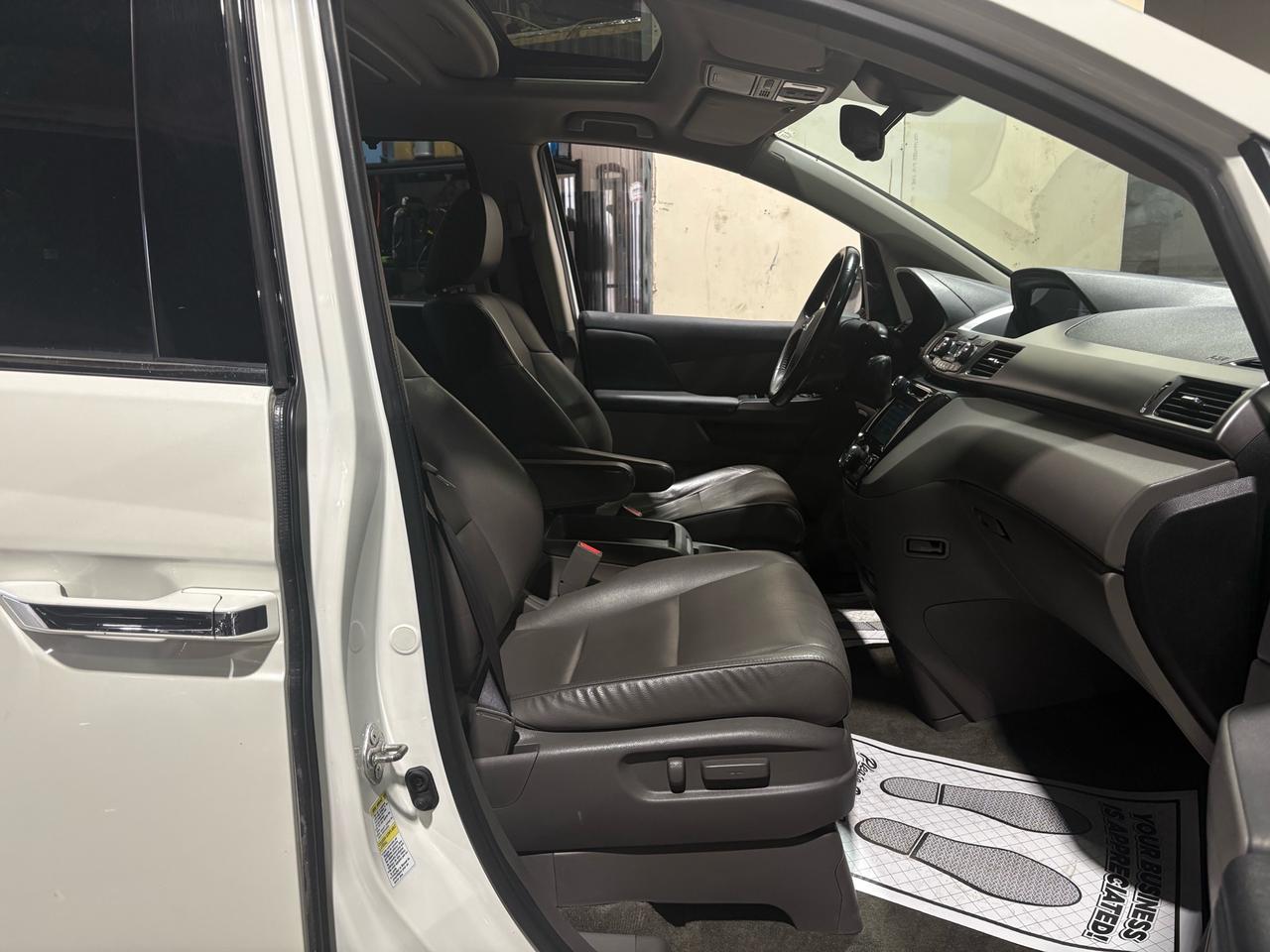 2015 Honda Odyssey 4DR WGN TOURING W/RES & NAVI Photo