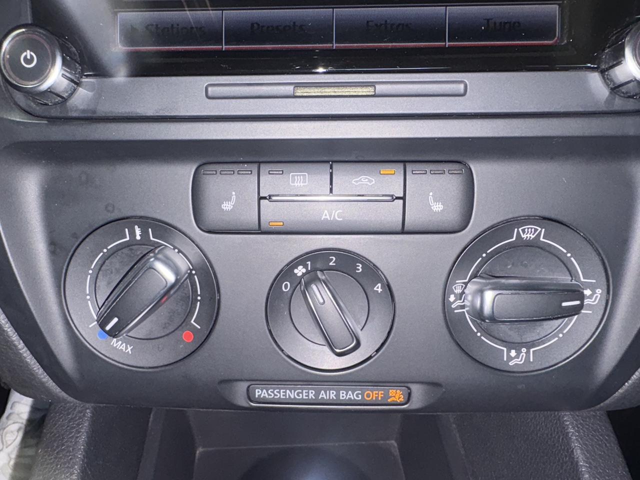 2014 Volkswagen Jetta 4dr 2.0 TDI DSG Highline Photo