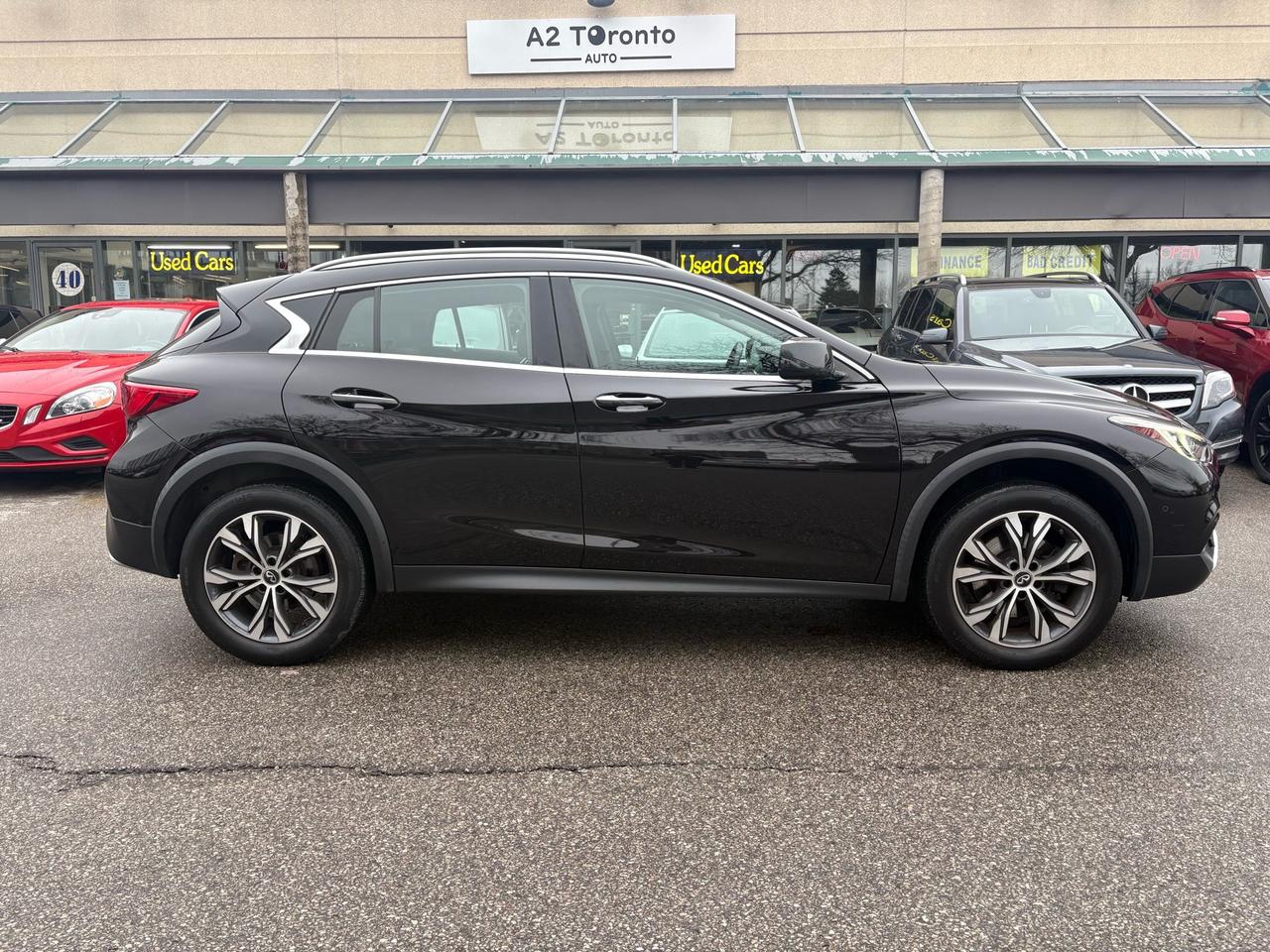 2017 Infiniti QX30 AWD 4dr Photo2