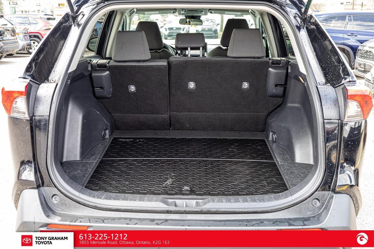2022 Toyota RAV4 LE Photo