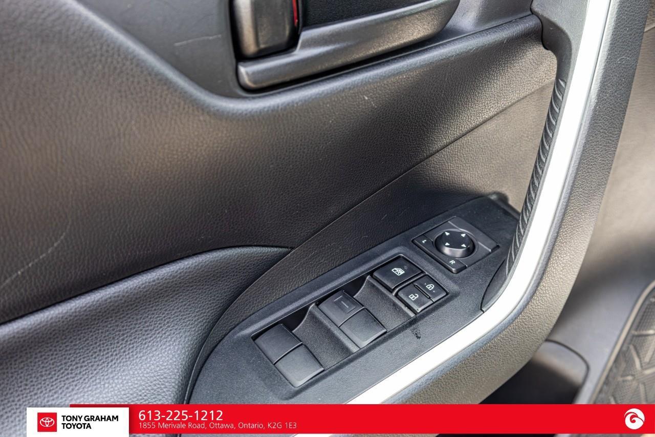 2022 Toyota RAV4 LE Photo