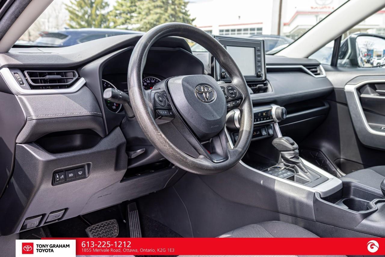 2022 Toyota RAV4 LE Photo