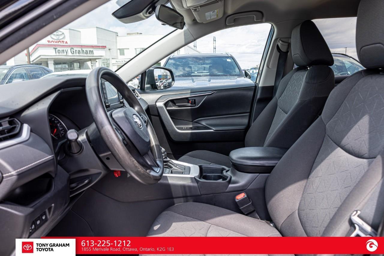 2022 Toyota RAV4 LE Photo