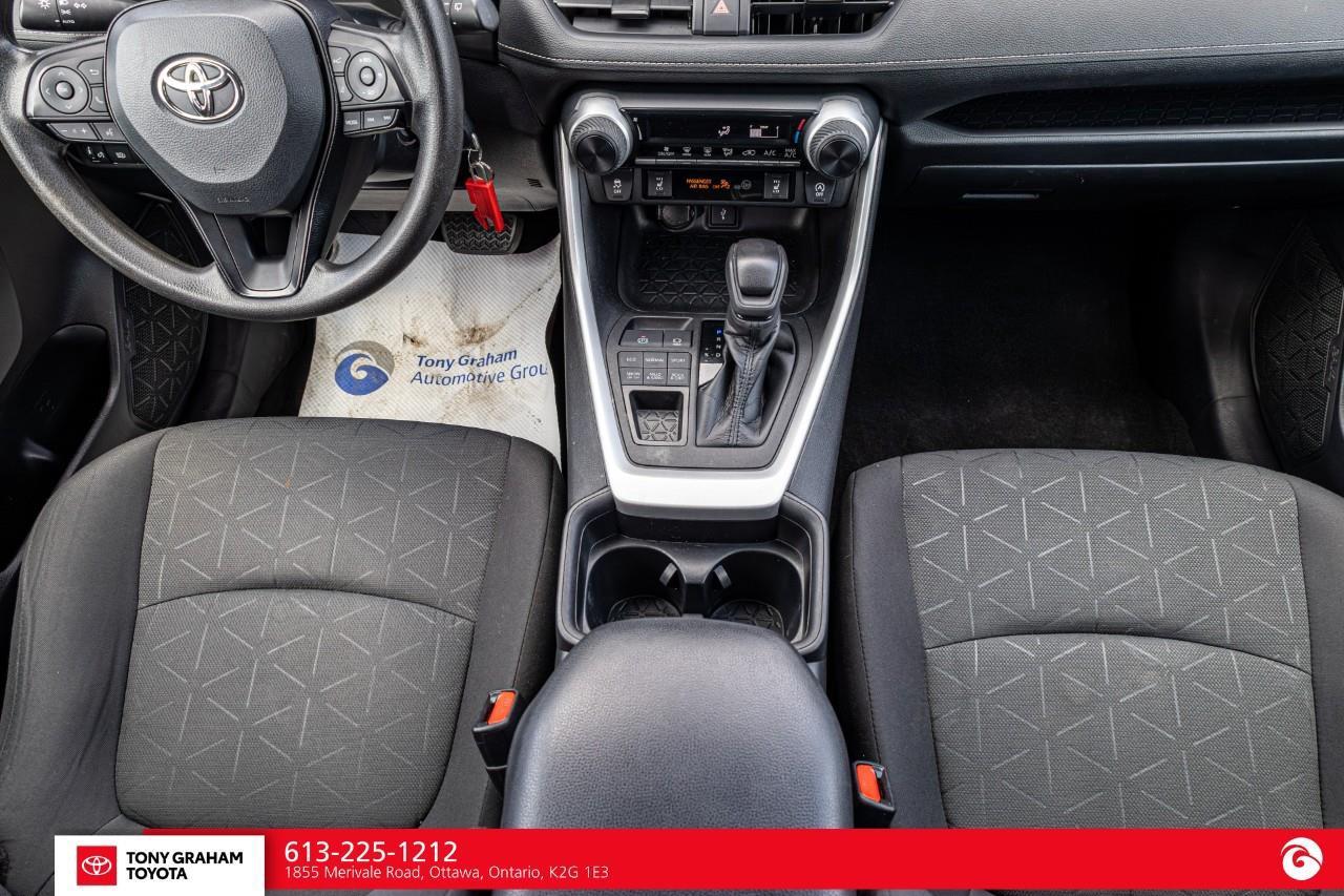 2022 Toyota RAV4 LE Photo