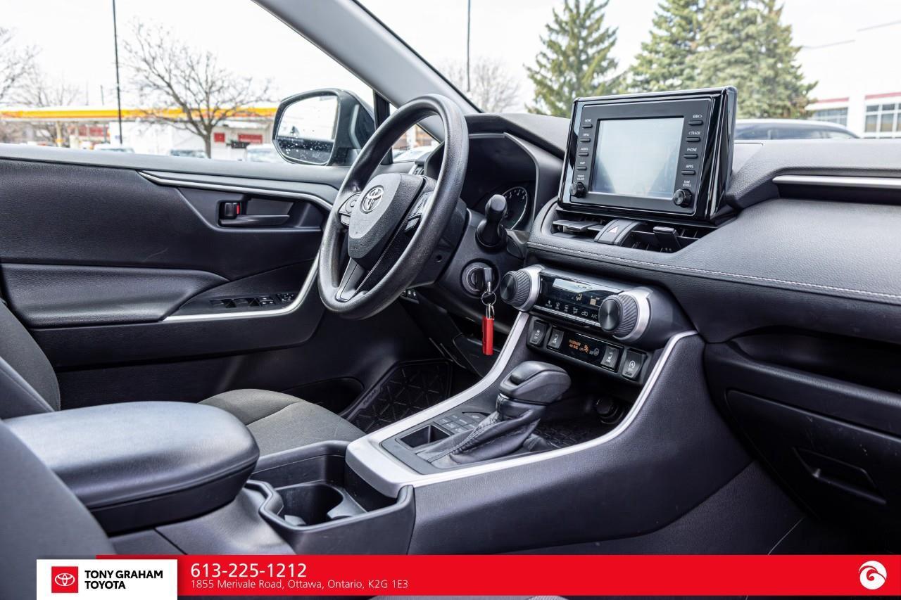 2022 Toyota RAV4 LE Photo