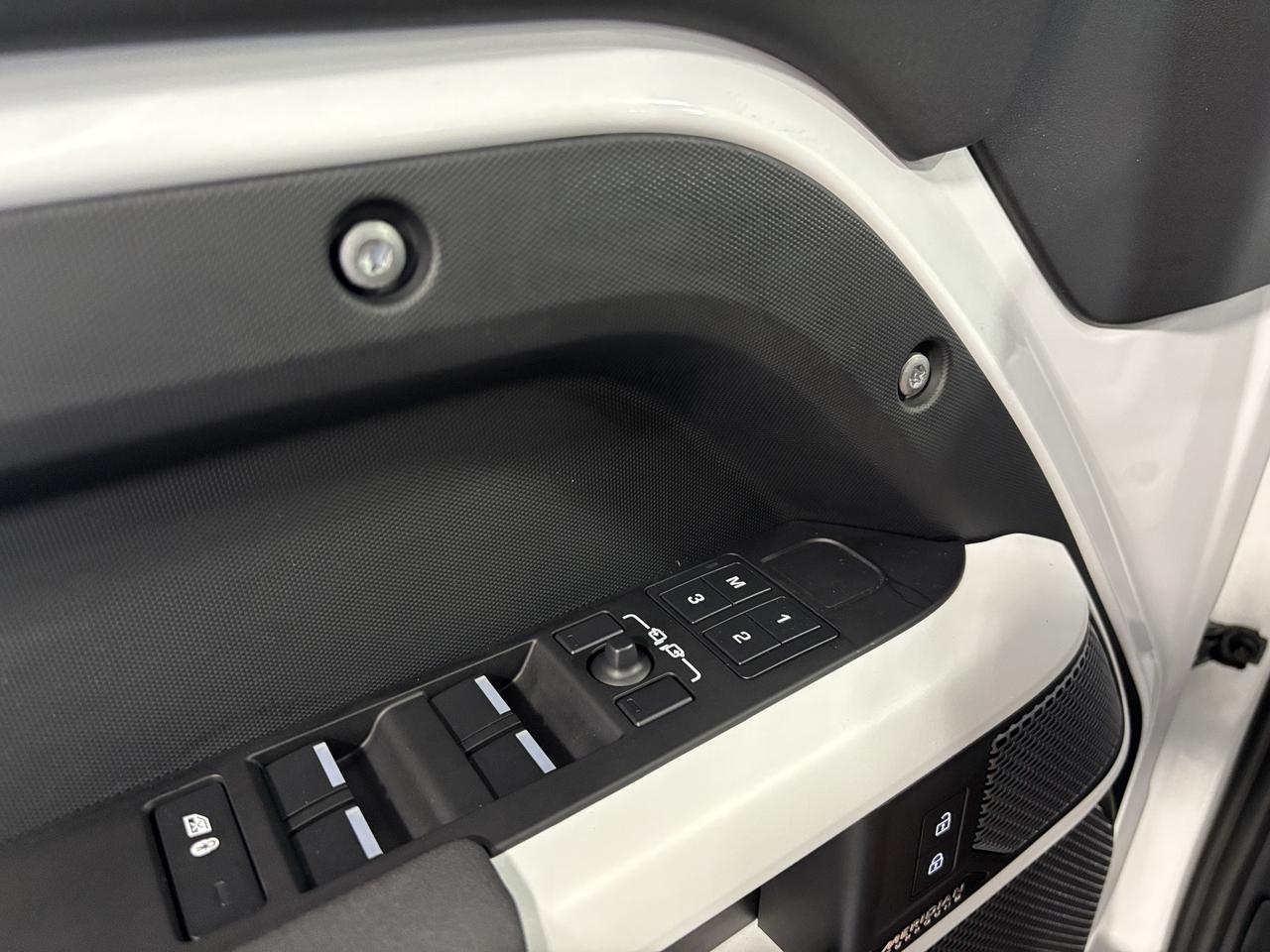 2023 Land Rover Defender 110 SE P400|AWD|CLUSTERNAV|MERIDIAN|3DCAM|LEATHER| Photo