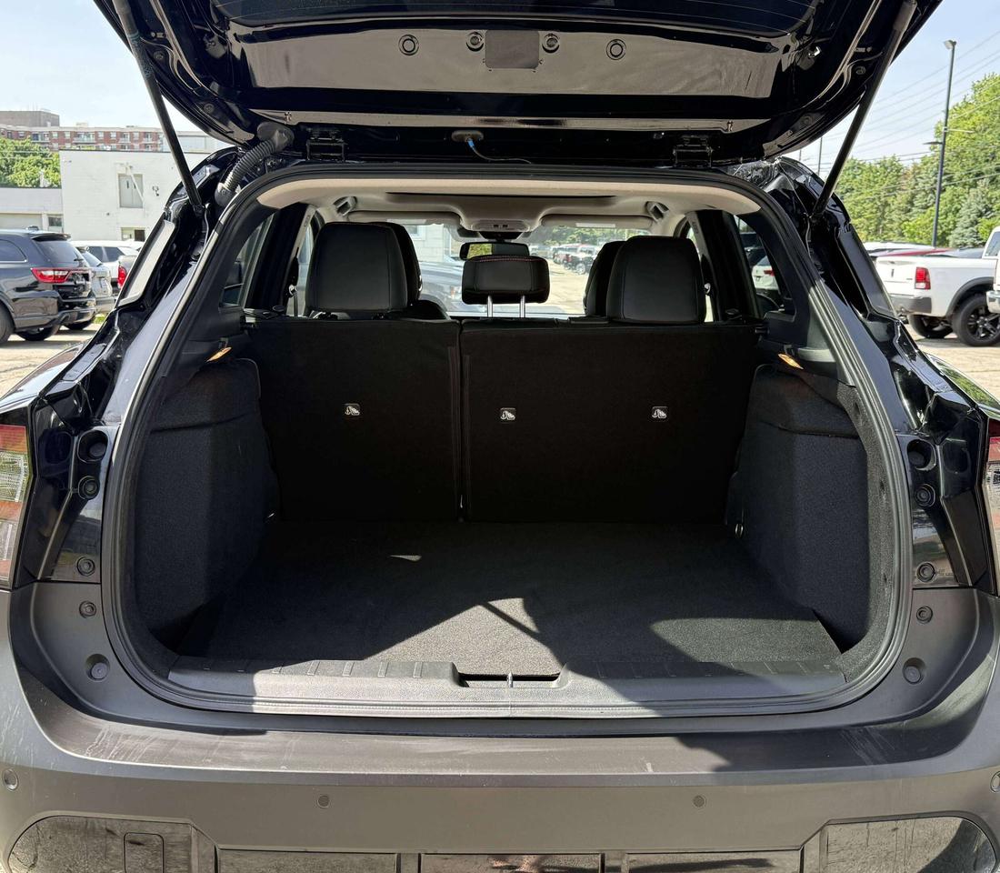 2025 Nissan Kicks SR | PANORAMIC SUNROOF | REMOTE START | BLIND SPOT Photo