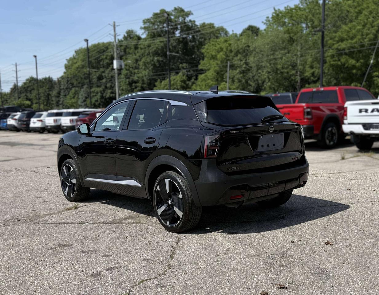 2025 Nissan Kicks SR | PANORAMIC SUNROOF | REMOTE START | BLIND SPOT Photo