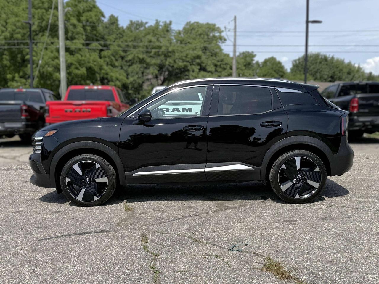 2025 Nissan Kicks SR | PANORAMIC SUNROOF | REMOTE START | BLIND SPOT Photo