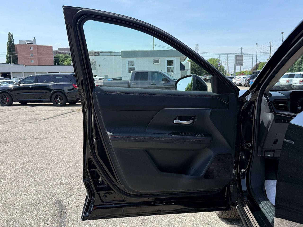 2025 Nissan Kicks SR | PANORAMIC SUNROOF | REMOTE START | BLIND SPOT Photo