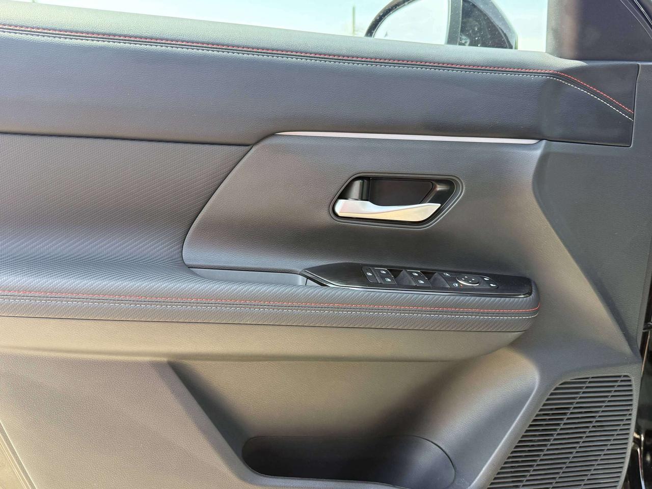 2025 Nissan Kicks SR | PANORAMIC SUNROOF | REMOTE START | BLIND SPOT Photo