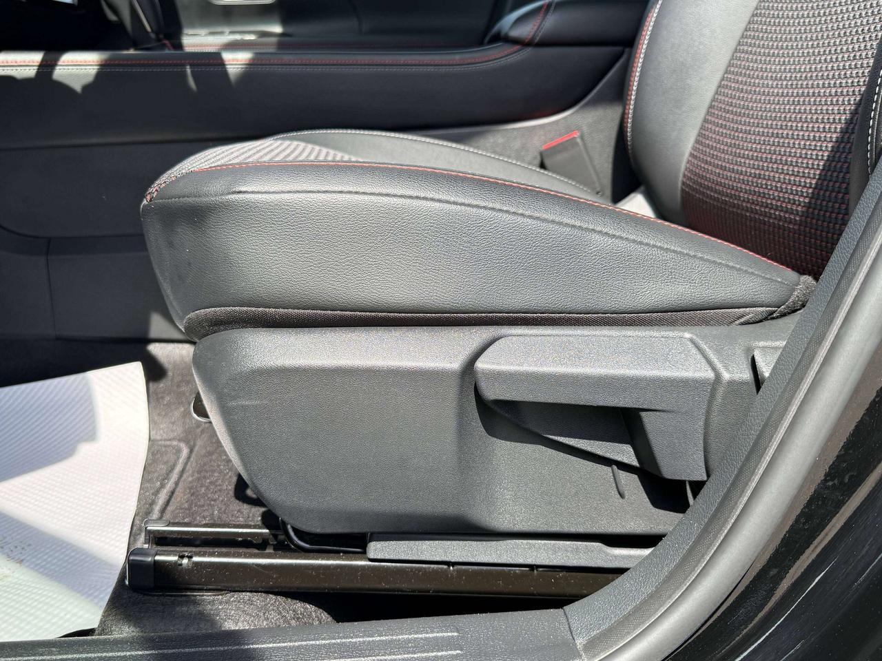2025 Nissan Kicks SR | PANORAMIC SUNROOF | REMOTE START | BLIND SPOT Photo