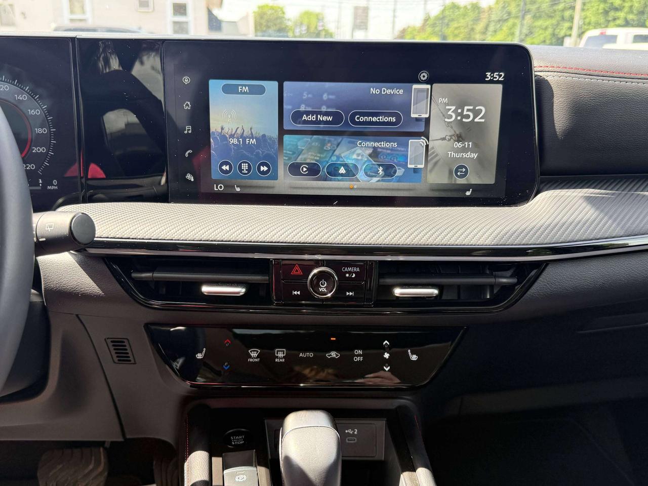 2025 Nissan Kicks SR | PANORAMIC SUNROOF | REMOTE START | BLIND SPOT Photo