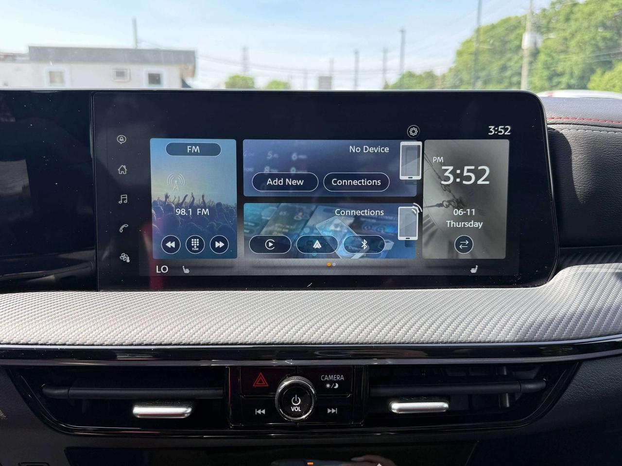 2025 Nissan Kicks SR | PANORAMIC SUNROOF | REMOTE START | BLIND SPOT Photo