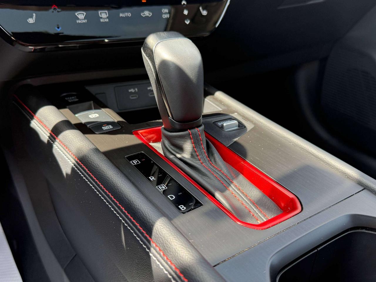 2025 Nissan Kicks SR | PANORAMIC SUNROOF | REMOTE START | BLIND SPOT Photo