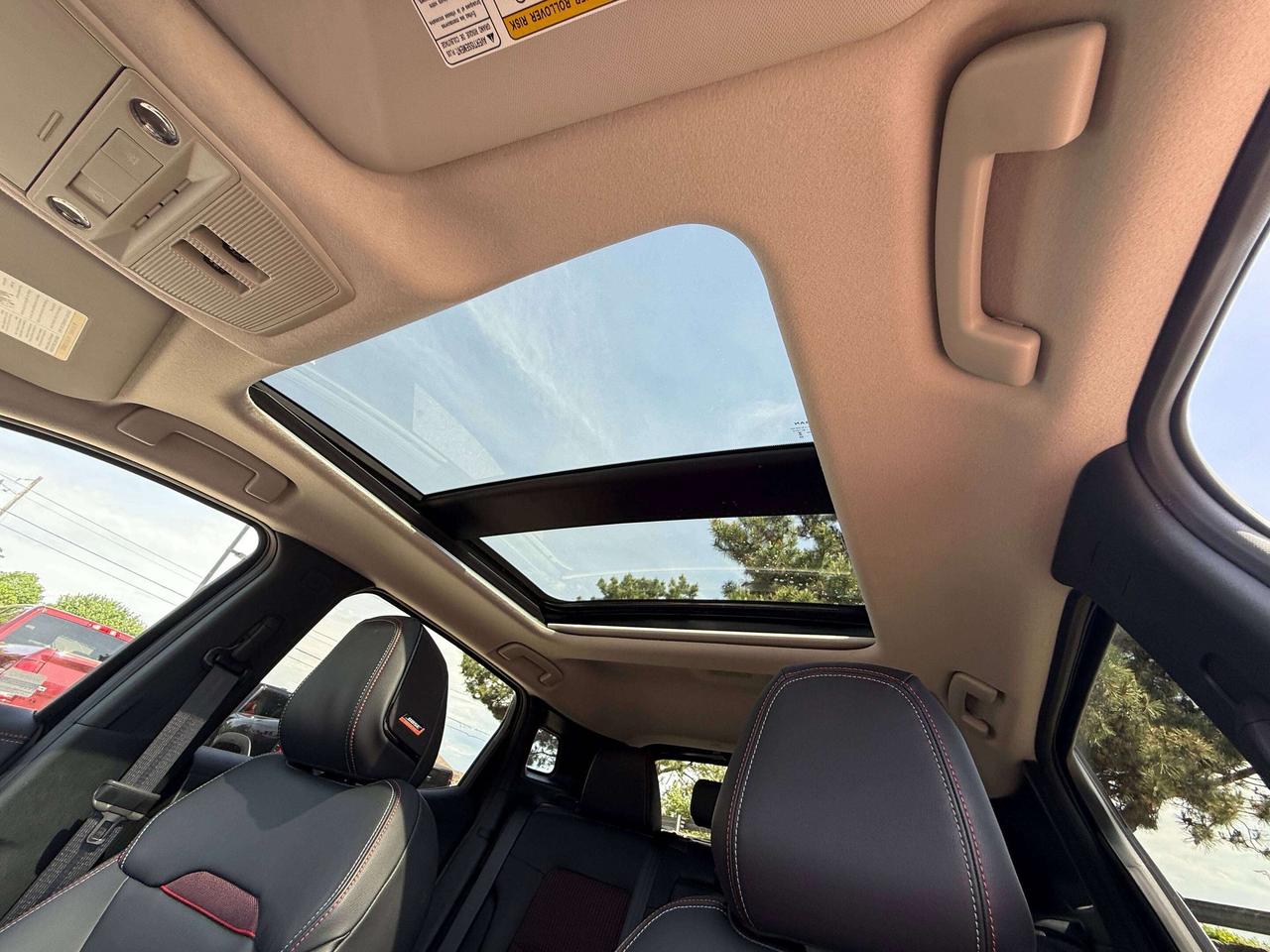 2025 Nissan Kicks SR | PANORAMIC SUNROOF | REMOTE START | BLIND SPOT Photo