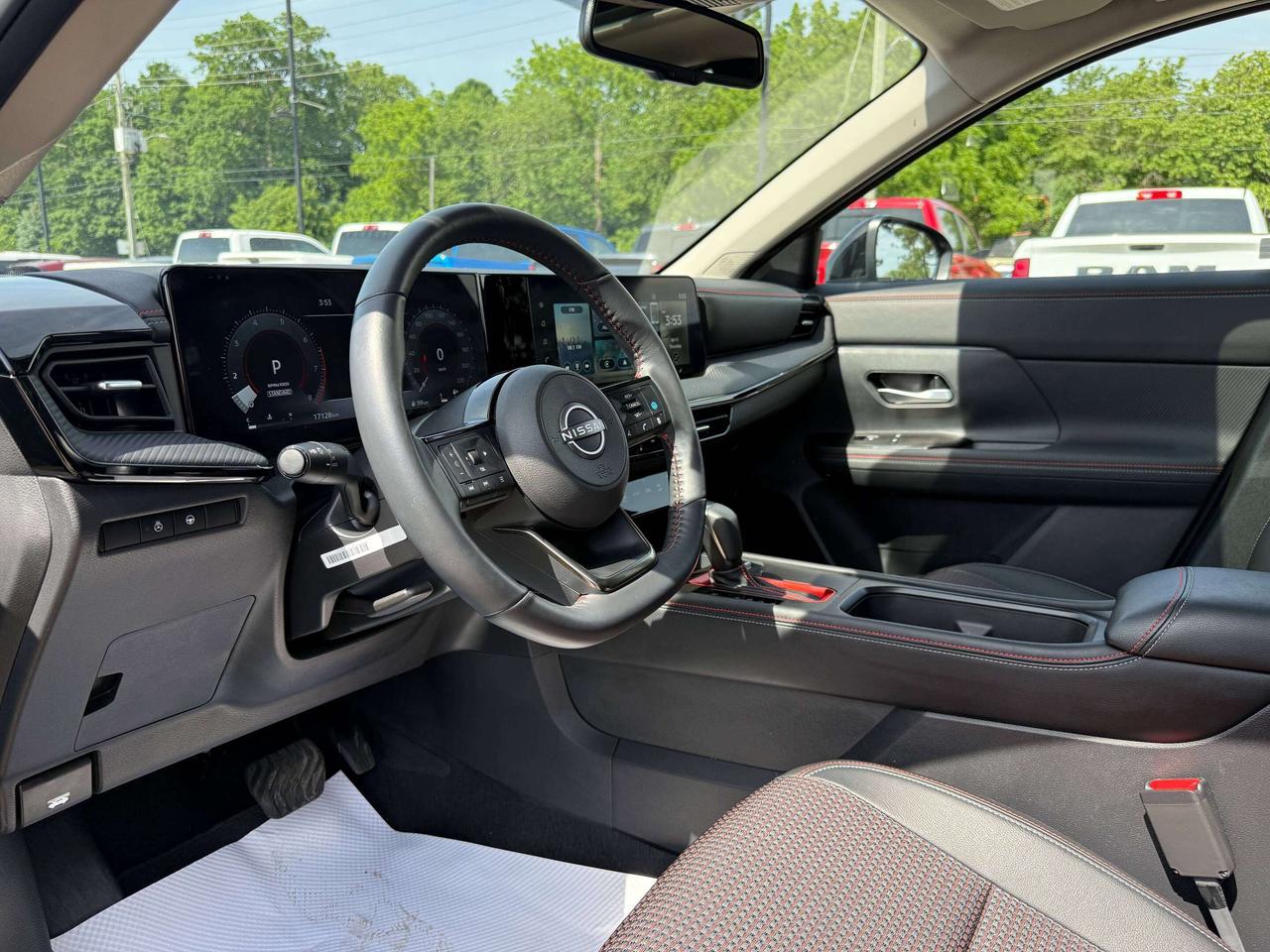 2025 Nissan Kicks SR | PANORAMIC SUNROOF | REMOTE START | BLIND SPOT Photo