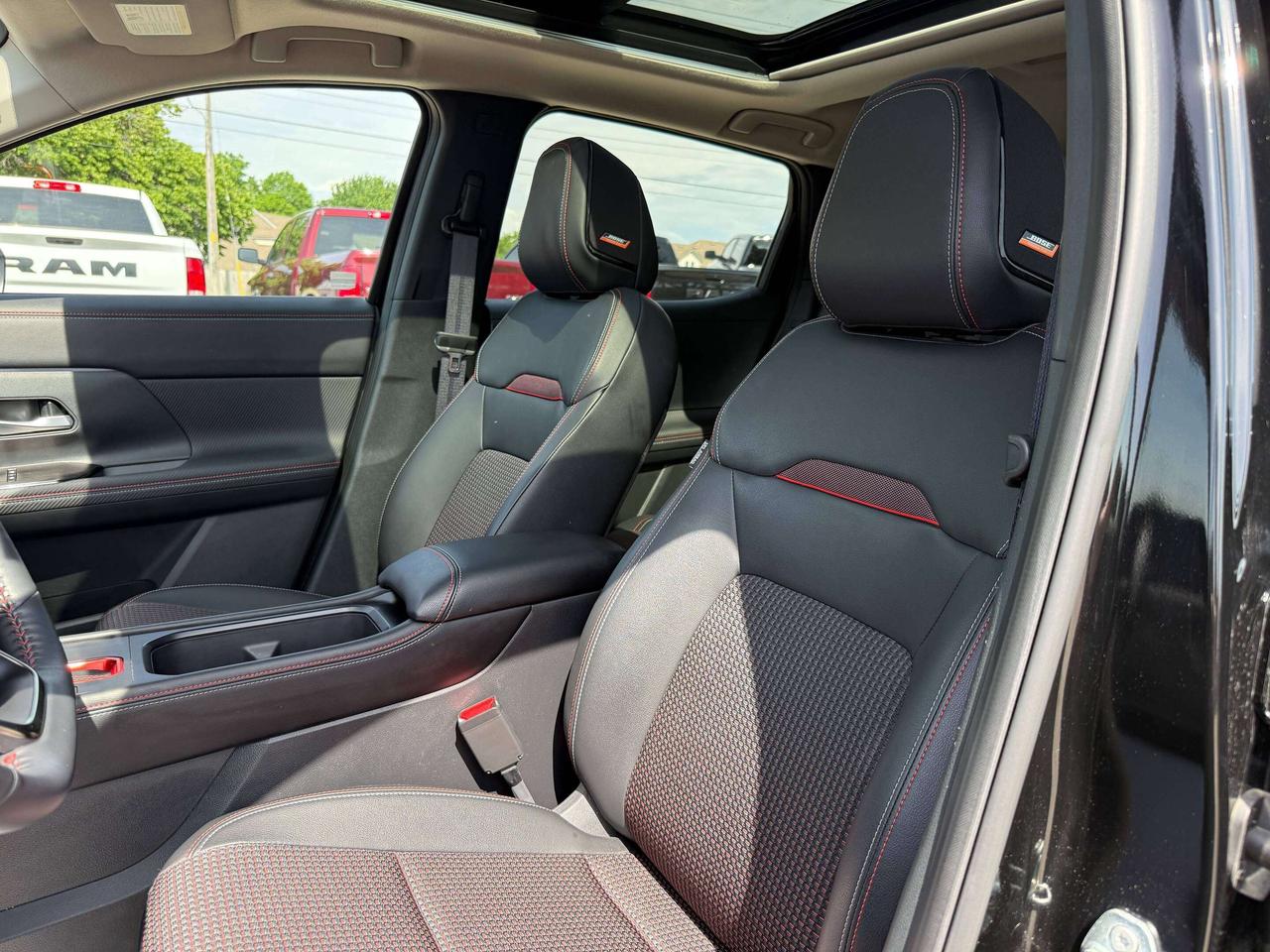 2025 Nissan Kicks SR | PANORAMIC SUNROOF | REMOTE START | BLIND SPOT Photo